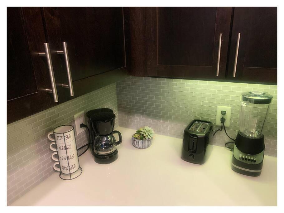 Penthouse Cool-Oasis-In-Houston-Rental Car Available-View-Great-Sleep 外观 照片