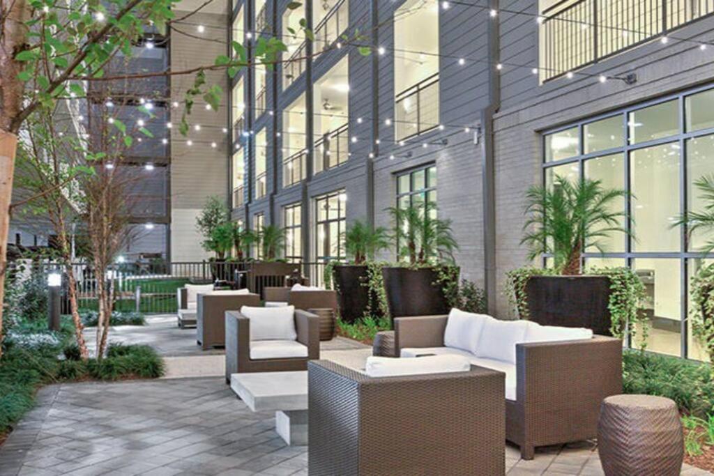 Penthouse Cool-Oasis-In-Houston-Rental Car Available-View-Great-Sleep 外观 照片