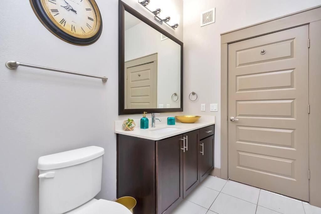 Penthouse Cool-Oasis-In-Houston-Rental Car Available-View-Great-Sleep 外观 照片
