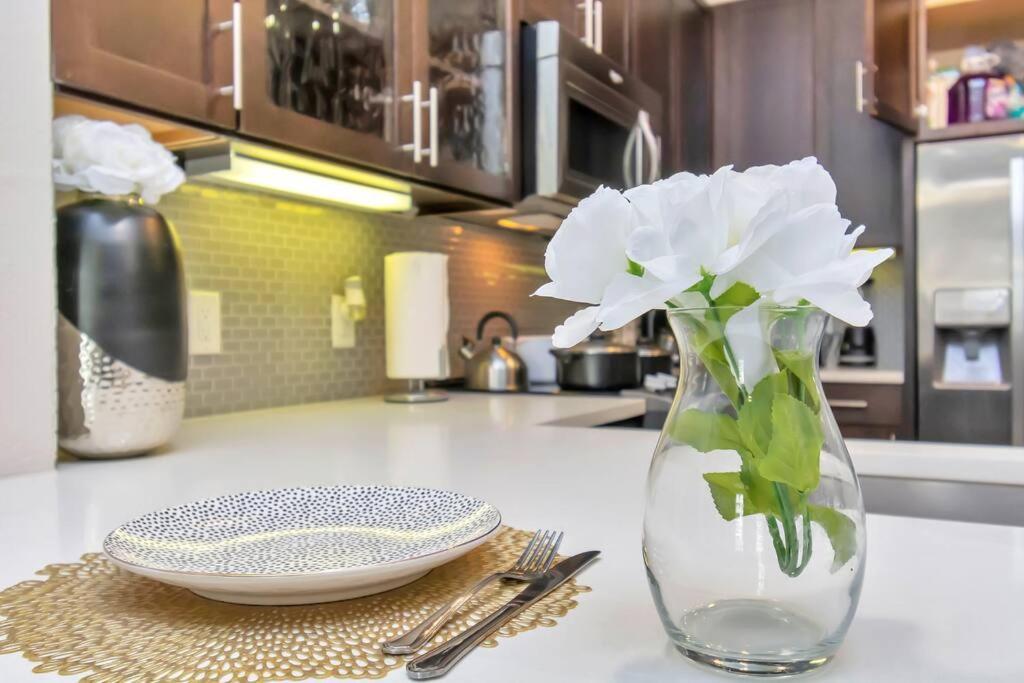 Penthouse Cool-Oasis-In-Houston-Rental Car Available-View-Great-Sleep 外观 照片