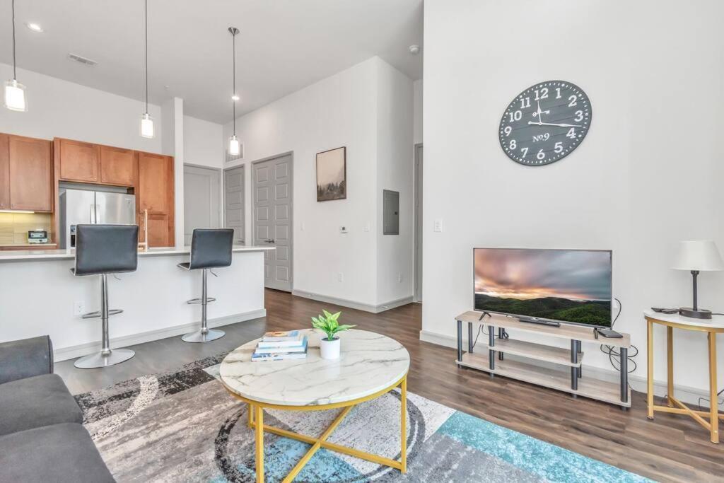 Penthouse Cool-Oasis-In-Houston-Rental Car Available-View-Great-Sleep 外观 照片