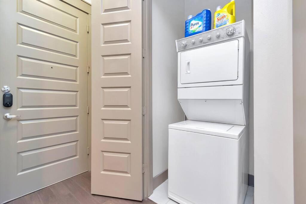 Penthouse Cool-Oasis-In-Houston-Rental Car Available-View-Great-Sleep 外观 照片