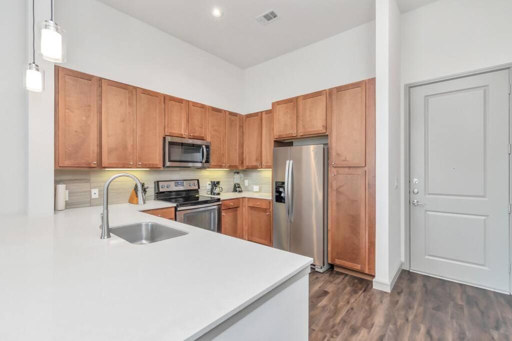 Penthouse Cool-Oasis-In-Houston-Rental Car Available-View-Great-Sleep 外观 照片