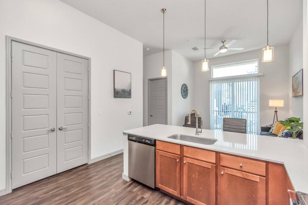 Penthouse Cool-Oasis-In-Houston-Rental Car Available-View-Great-Sleep 外观 照片