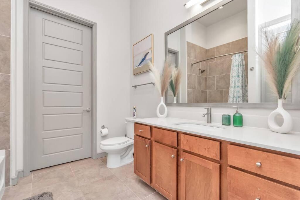 Penthouse Cool-Oasis-In-Houston-Rental Car Available-View-Great-Sleep 外观 照片