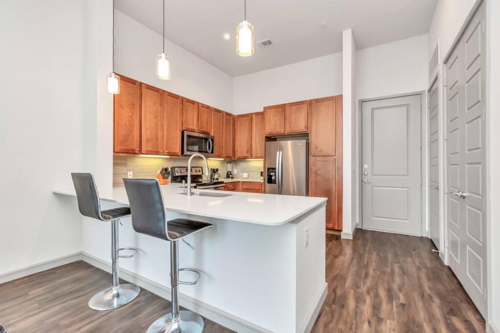 Penthouse Cool-Oasis-In-Houston-Rental Car Available-View-Great-Sleep 外观 照片