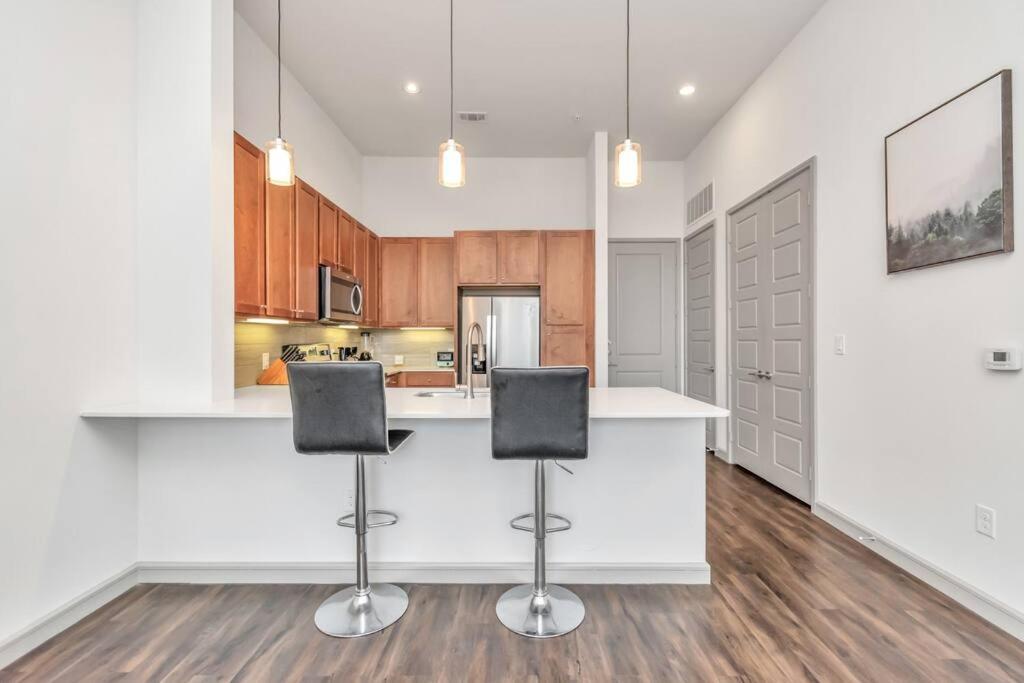 Penthouse Cool-Oasis-In-Houston-Rental Car Available-View-Great-Sleep 外观 照片