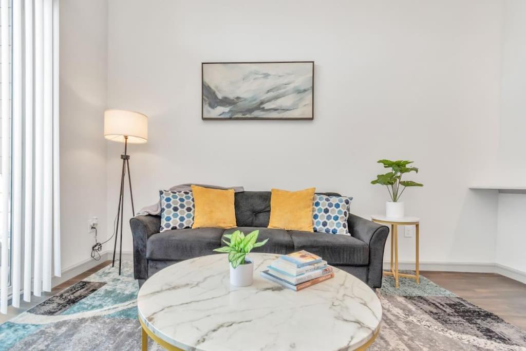 Penthouse Cool-Oasis-In-Houston-Rental Car Available-View-Great-Sleep 外观 照片