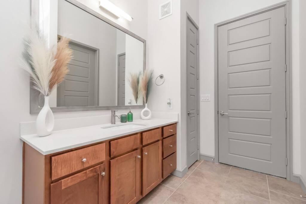 Penthouse Cool-Oasis-In-Houston-Rental Car Available-View-Great-Sleep 外观 照片