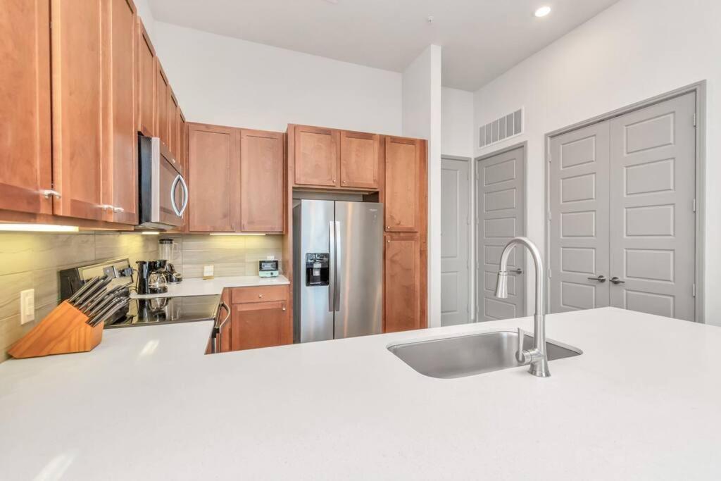 Penthouse Cool-Oasis-In-Houston-Rental Car Available-View-Great-Sleep 外观 照片